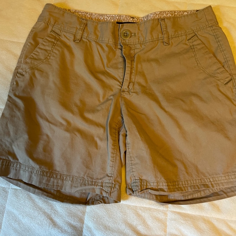 Size 4 Eddie Bauer shorts for women. Perfect for spring and summer